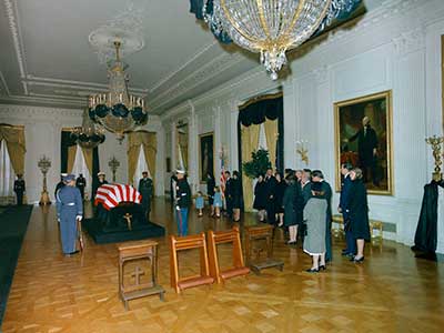 Immediately upon their arrival in DC at 1600 hours local on 23 November, three SF soldiers reported to the White House, where the deceased President lay in repose. One SF soldier can be seen in the background.