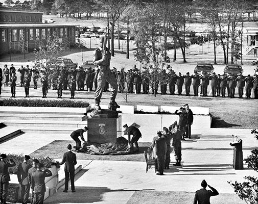 Sergeant Major James A. Tryon (on the left of the statue) and First Lieutenant Drew D. Dix (on the right) unveil the Special Forces Soldier Statue on 26 November 1969.
