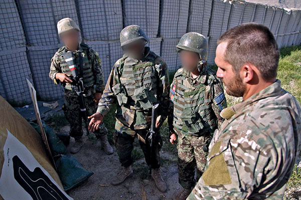A U.S. Special Forces soldier analyzes targets with ANA soldiers during training in Staging Area Tinsley in Uruzgan Province, Afghanistan, 9 May 2011.