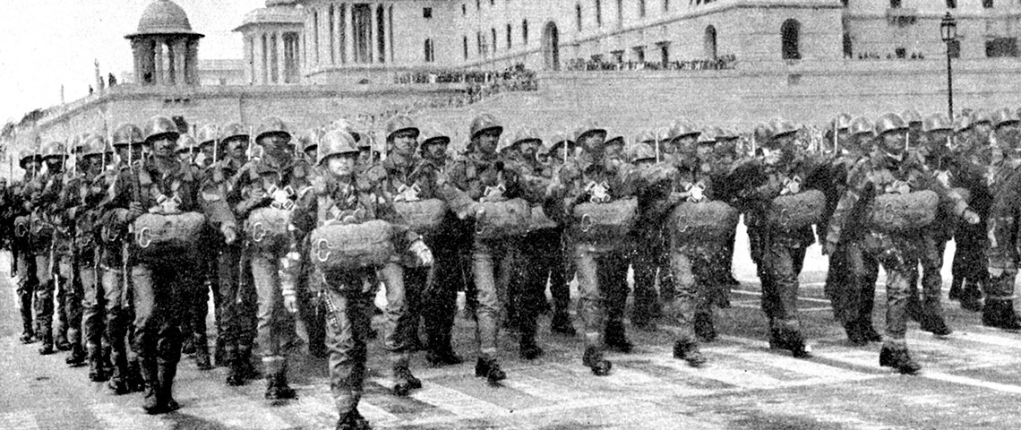 Paratroopers marching down Vijay Chowk, January 26, 1972.