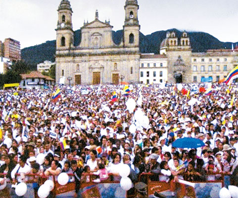 The citizens of Bogotá filled the city’s streets on 3 July 2008 to celebrate the JAQUE rescue and to condemn the FARC. 