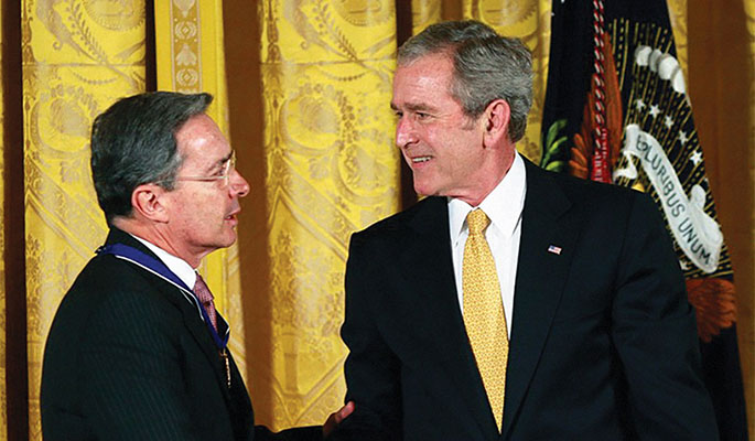Colombian President Álvaro Uribe Vélez (2002-2010) meets U.S. President George W. Bush.
