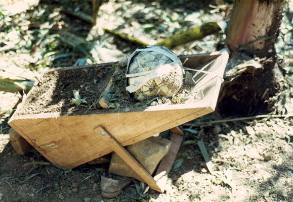 A close-up of artilleria sin cañon or rampas showing wooden launchers with adjustable legs to set elevation. Earth was tamped against the backplate.
