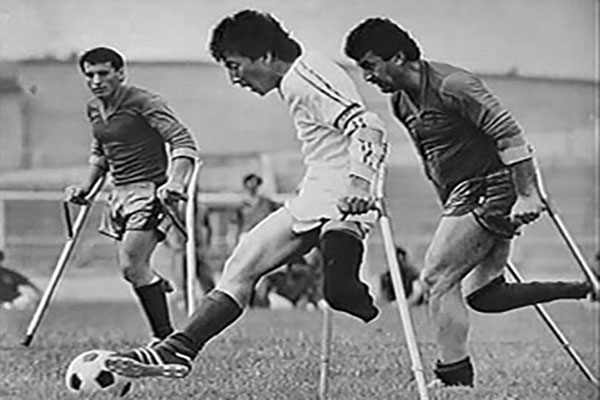 A Salvadoran amputee soccer team captain leads the charge downfield in 1984.
