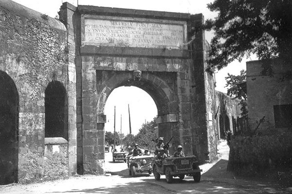 Radcliffe’s group temporarily leaves Rome on 4 June 1944 after meeting heavy German resistance. The group exits through the Porta San Giovanni on Via Tuscolana.