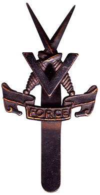 The cap badge of V Force was a letter “V” superimposed on two crossed Fairbairn-Sykes daggers resting on a scroll that says “Force.”