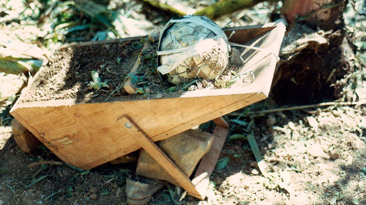 A close-up of artilleria sin cañon rampas showing wooden launchers with adjustable legs to set elevation. Earth was tamped against the backplate.