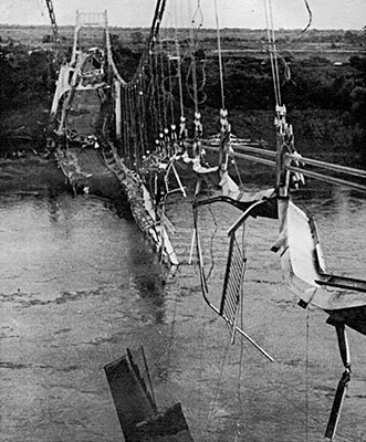 The Puente de Oro bridge after being destroyed by the FMLN in 1981