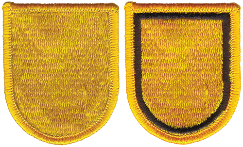 The 1st SFG beret flash from its creation until the assassination of President Kennedy. In 1964, the “mourning strip” was added.