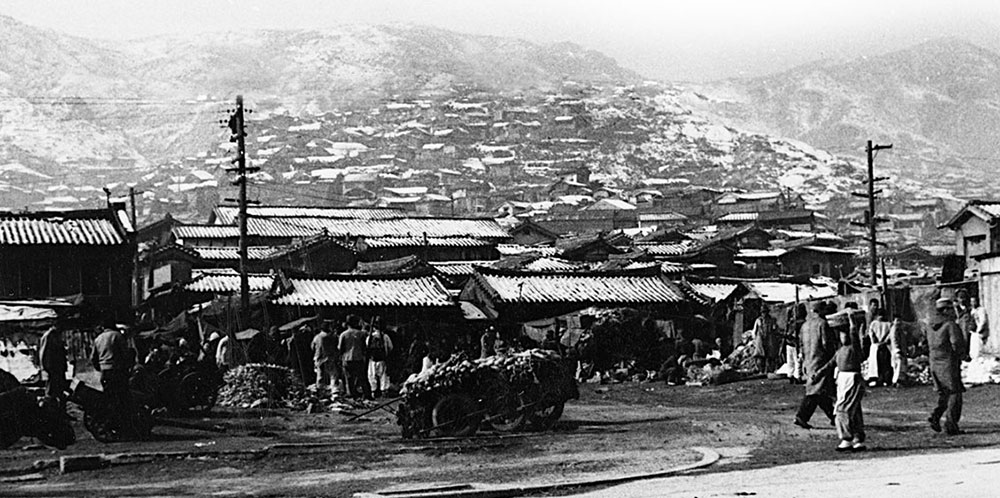 An outdoor market in Seoul in the winter of 1951. This was one of the many common sights for the 1st RB&L soldiers in the capital.