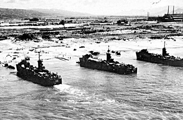 U.S. troops landing at Wakayama, Japan, 25 September 1945. The Alamo Scout Adkins and Grimes Teams conducted advance reconnaissance of the landing beaches. Derr Team accompanied LTG Krueger from the Philippines and served as his personal security team when Krueger took control of the city.