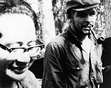 The Peruvian Communist leader Juan Pablo Chang Navarro (known as “Chino”) and Che in camp.