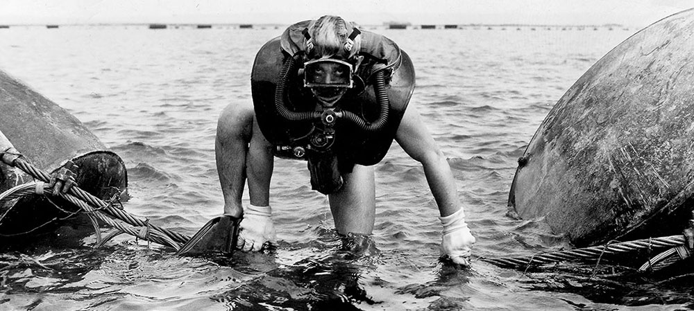 A MU swimmer wearing a Model 10 LARU, training to breach anti-submarine nets at Guantanamo Bay, Cuba, in 1944.