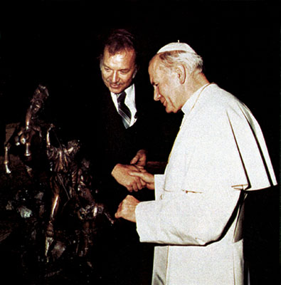 Pope John Paul II accepted the “St. Francis of Assissi” sculpture from Lorenzo Ghiglieri.