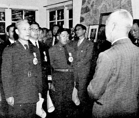 MG Paik Sun-yup was awarded the ROK Order of Merit by President Syngman Rhee on 5 November 1951.