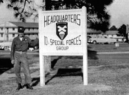 The 10th Special Forces Group’s unit sign on Smoke Bomb Hill, Fort Bragg, NC. Until the current Special Forces shoulder sleeve insignia was approved on 22 August 1955, all Special Forces soldiers wore the WWII Airborne Command Patch.
